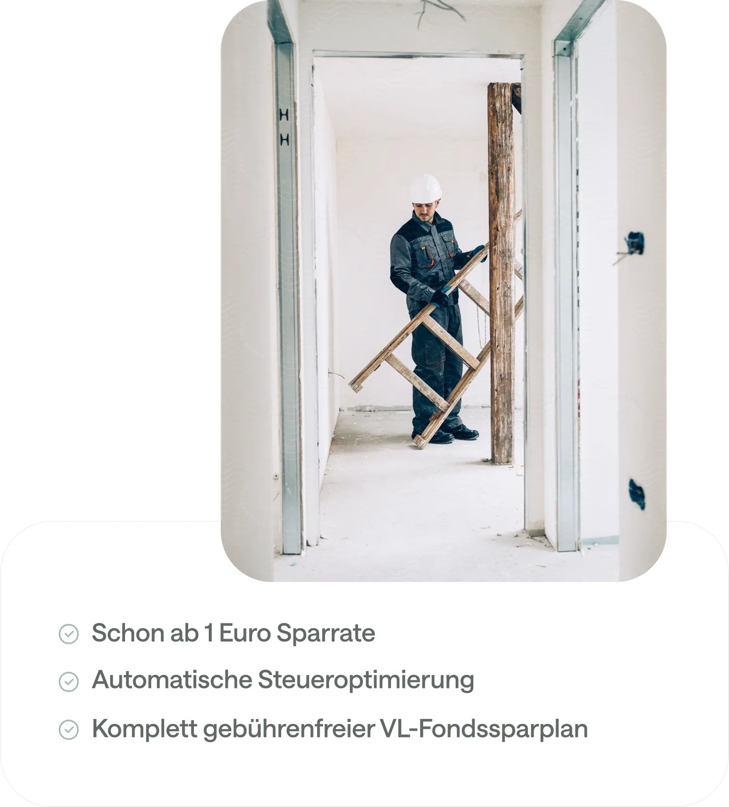 Ein Handwerker im Blaumann trägt eine Leiter aus einer Wohnung, die saniert wird.