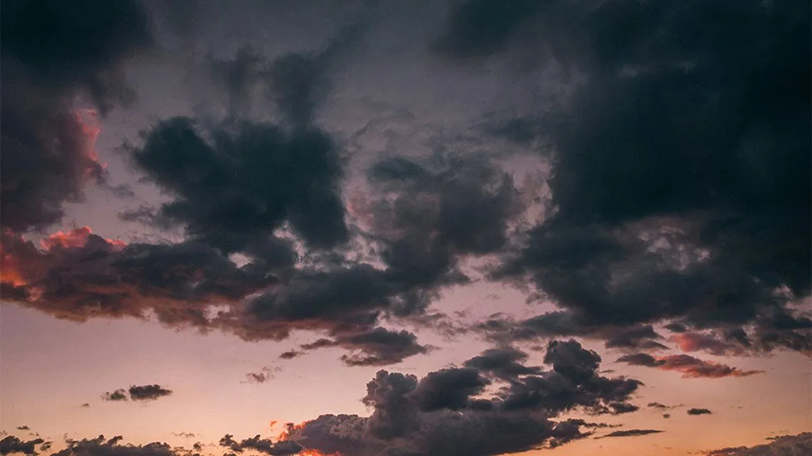 Dunkle Wolken vor einem Abendhimmel