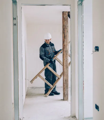Ein Handwerker im Blaumann auf einer Baustelle – vermögenswirksame Leistungen vom Arbeitgeber.